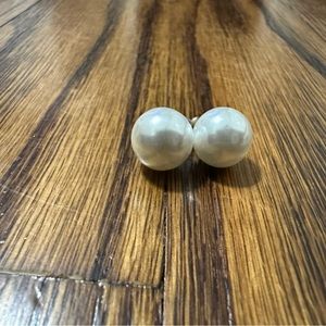Pearl studs